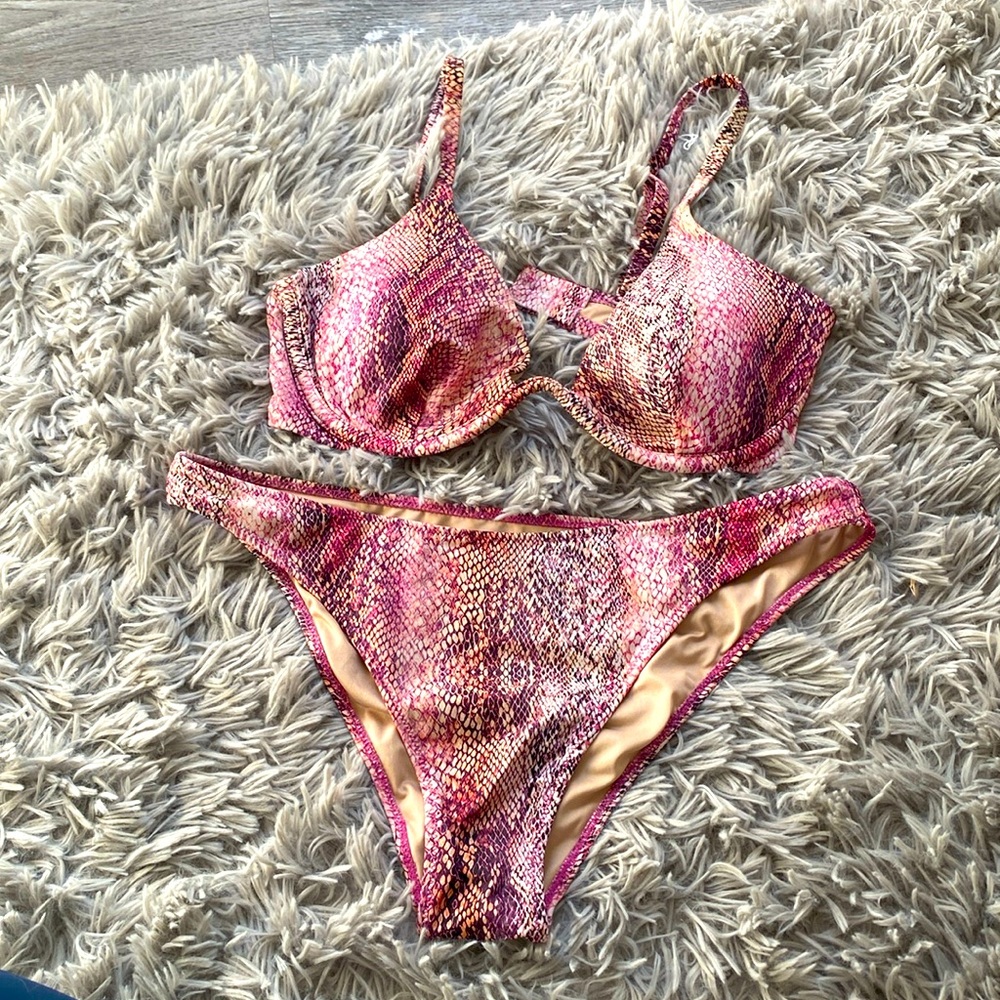 Never worn, bikini top 34D, M bottom